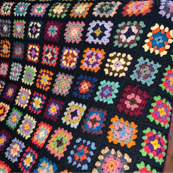 v i n t a g e :: Large Granny Square Crochet Blanket Throw Afghan - Picture 11 of 15